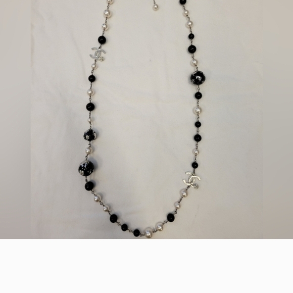 CHANEL Black and Cream Pearl Necklace - Picture 4 of 12
